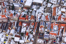 Rue principale en hiver avec de la neige à Kandel dans le département Rhénanie-Palatinat, Allemagne hors des airs