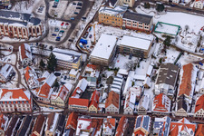Vue aérienne de École primaire, mairie en hiver sous la neige à Kandel dans le département Rhénanie-Palatinat, Allemagne