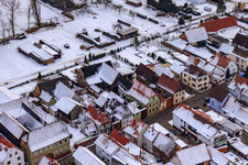 Enregistrement par drone de Saarstraße en hiver avec de la neige à Kandel dans le département Rhénanie-Palatinat, Allemagne