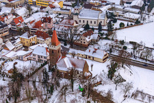 Vue aérienne de Manifestation. Église en hiver sous la neige à Minfeld dans le département Rhénanie-Palatinat, Allemagne
