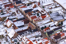 Vue aérienne de Rue principale sous la neige à Freckenfeld dans le département Rhénanie-Palatinat, Allemagne