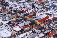 Vue aérienne de Boulettes cuites à la vapeur dans la neige à Freckenfeld dans le département Rhénanie-Palatinat, Allemagne