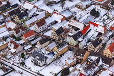 Vue oblique de Rue principale sous la neige à Freckenfeld dans le département Rhénanie-Palatinat, Allemagne