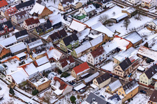 Rue principale sous la neige à Freckenfeld dans le département Rhénanie-Palatinat, Allemagne d'en haut