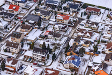 Vue aérienne de Fleckensteinstraße sous la neige à Freckenfeld dans le département Rhénanie-Palatinat, Allemagne