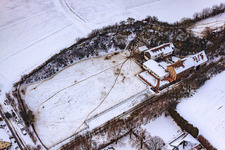 Vue aérienne de Réserve animalière au Gasthaus zur Brauerei dans la neige à Freckenfeld dans le département Rhénanie-Palatinat, Allemagne