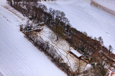 Réserve animalière au Gasthaus zur Brauerei dans la neige à Freckenfeld dans le département Rhénanie-Palatinat, Allemagne d'en haut