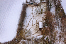Réserve animalière au Gasthaus zur Brauerei dans la neige à Freckenfeld dans le département Rhénanie-Palatinat, Allemagne vue d'en haut