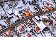 Photographie aérienne de Rue principale en hiver sous la neige à le quartier Kleinsteinfeld in Niederotterbach dans le département Rhénanie-Palatinat, Allemagne