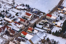 Vue oblique de Rue principale en hiver sous la neige à le quartier Kleinsteinfeld in Niederotterbach dans le département Rhénanie-Palatinat, Allemagne