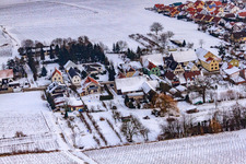 Rue principale en hiver sous la neige à le quartier Kleinsteinfeld in Niederotterbach dans le département Rhénanie-Palatinat, Allemagne d'en haut