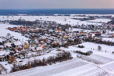 Vue aérienne de Vue du village depuis le nord-ouest en hiver sous la neige à le quartier Kleinsteinfeld in Niederotterbach dans le département Rhénanie-Palatinat, Allemagne