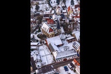 Vue oblique de Église sous la neige à Barbelroth dans le département Rhénanie-Palatinat, Allemagne