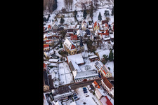 Église sous la neige à Barbelroth dans le département Rhénanie-Palatinat, Allemagne d'en haut