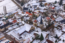 Église sous la neige à Barbelroth dans le département Rhénanie-Palatinat, Allemagne hors des airs