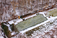 Vue aérienne de Étangs à poissons sous la neige à Barbelroth dans le département Rhénanie-Palatinat, Allemagne