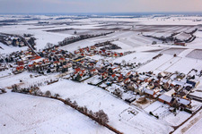 Vue aérienne de Vue du village depuis le nord-ouest sous la neige à Hergersweiler dans le département Rhénanie-Palatinat, Allemagne