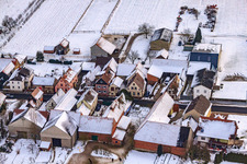 Vue aérienne de Rue principale en hiver sous la neige à Hergersweiler dans le département Rhénanie-Palatinat, Allemagne