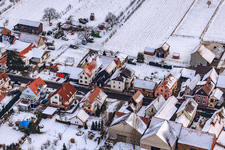Vue aérienne de Rue principale en hiver sous la neige à Hergersweiler dans le département Rhénanie-Palatinat, Allemagne
