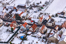 Photographie aérienne de Rue principale en hiver sous la neige à Hergersweiler dans le département Rhénanie-Palatinat, Allemagne
