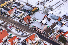 Vue oblique de Rue principale en hiver sous la neige à Hergersweiler dans le département Rhénanie-Palatinat, Allemagne