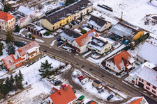 Rue principale en hiver sous la neige à Hergersweiler dans le département Rhénanie-Palatinat, Allemagne d'en haut