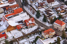 Rue principale en hiver sous la neige à Hergersweiler dans le département Rhénanie-Palatinat, Allemagne depuis l'avion