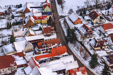 Vue d'oiseau de Rue principale en hiver sous la neige à Hergersweiler dans le département Rhénanie-Palatinat, Allemagne
