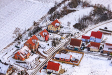 Vue aérienne de Schaidter Weg en hiver avec de la neige à Hergersweiler dans le département Rhénanie-Palatinat, Allemagne