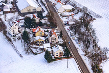 Enregistrement par drone de Rue principale en hiver sous la neige à Hergersweiler dans le département Rhénanie-Palatinat, Allemagne