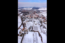 Vue aérienne de Vue du village depuis l'ouest sous la neige à Winden dans le département Rhénanie-Palatinat, Allemagne