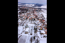 Photographie aérienne de Vue du village depuis l'ouest sous la neige à Winden dans le département Rhénanie-Palatinat, Allemagne