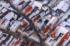 Photographie aérienne de Raiffeisenstraße x Hauptstraße dans la neige à Winden dans le département Rhénanie-Palatinat, Allemagne
