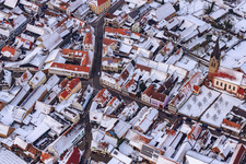 Vue aérienne de Rue principale x Ring Road sous la neige à Steinweiler dans le département Rhénanie-Palatinat, Allemagne