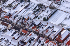 Kreuzgasse sous la neige à Steinweiler dans le département Rhénanie-Palatinat, Allemagne hors des airs