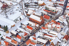 Manifestation. Église sous la neige à Steinweiler dans le département Rhénanie-Palatinat, Allemagne hors des airs