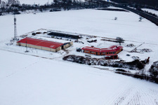 Vue aérienne de Ferme d'œufs de ferme de poulets en hiver avec de la neige à Erlenbach bei Kandel dans le département Rhénanie-Palatinat, Allemagne