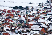 Vue aérienne de Rue principale à Erlenbach bei Kandel dans le département Rhénanie-Palatinat, Allemagne