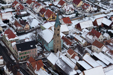 Vue aérienne de Église protestante, mairie à Erlenbach bei Kandel dans le département Rhénanie-Palatinat, Allemagne