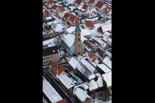 Vue aérienne de Église protestante, mairie à Erlenbach bei Kandel dans le département Rhénanie-Palatinat, Allemagne