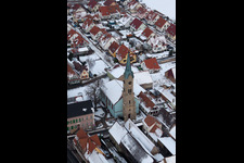 Vue aérienne de Bâtiments d'église enneigés en hiver au centre du village à Erlenbach bei Kandel dans le département Rhénanie-Palatinat, Allemagne