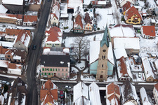 Vue oblique de Église protestante, mairie à Erlenbach bei Kandel dans le département Rhénanie-Palatinat, Allemagne