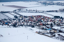Vue aérienne de En hiver quand il y a de la neige du sud à Erlenbach bei Kandel dans le département Rhénanie-Palatinat, Allemagne