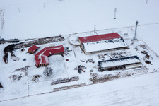 Photographie aérienne de Ferme d'œufs de ferme de poulets en hiver avec de la neige à Erlenbach bei Kandel dans le département Rhénanie-Palatinat, Allemagne