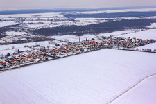 Photographie aérienne de Vue du village depuis l'ouest sous la neige à le quartier Minderslachen in Kandel dans le département Rhénanie-Palatinat, Allemagne