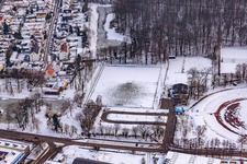 Vue aérienne de Bienwaldstadion : le nouveau terrain en gazon synthétique, recouvert de neige à Kandel dans le département Rhénanie-Palatinat, Allemagne
