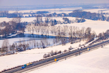 Vue aérienne de Pause hivernale au lac de la carrière à Rheinzabern dans le département Rhénanie-Palatinat, Allemagne