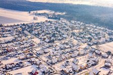 Vue aérienne de Nouvelle zone de développement dans les carrières d'argile du nord-ouest en hiver avec de la neige à Rheinzabern dans le département Rhénanie-Palatinat, Allemagne