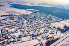 Vue aérienne de Nouvelle zone de développement dans les carrières d'argile du nord-ouest en hiver avec de la neige à Rheinzabern dans le département Rhénanie-Palatinat, Allemagne