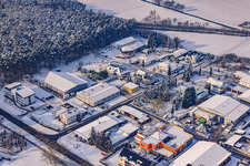 Vue aérienne de Route industrielle en hiver avec neige à Rheinzabern dans le département Rhénanie-Palatinat, Allemagne